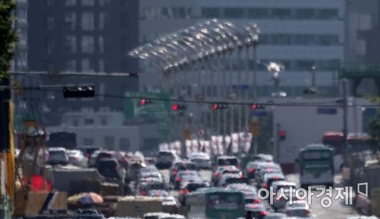 전국 대부분 지역에 폭염 특보가 내려진 15일 서울 여의도대로 도로에 아지랑이가 피어오르고 있다./윤동주 기자 doso7@
