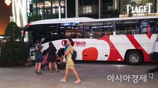 일본 도쿄 긴자 도로 라옥스 면세점 쪽에 중국인 관광객들을 태운 버스가 세워져 있다.(사진=박미주 기자)