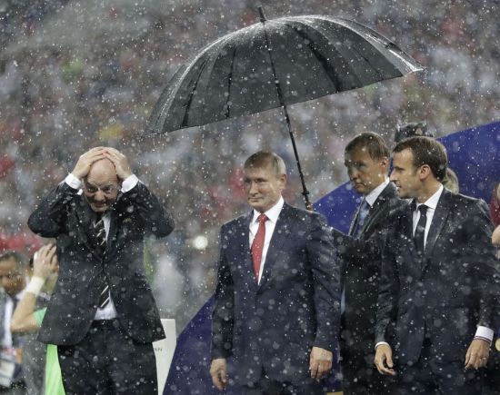 [포토]월드컵 시상식서 혼자 우산 쓴 푸틴