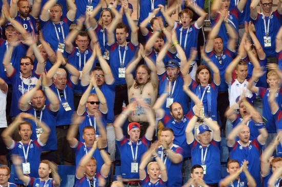 6월26일(현지시간) 러시아 로스토프나도누의 로스토프 아레나에서 열린 2018 러시아 월드컵 조별리그 D조 3차전 아이슬란드와 크로아티아의 경기를 찾은 아이슬란드 축구팬들이 박수를 치며 응원을 펼치고 있다. 이날 아이슬란드 팬들은 두 팔을 머리 위에 크게 벌린 뒤 박수를 치며 "후∼"라고 기합소리를 내는 특유의 '바이킹 박수'로 아이슬란드 선수들에게 힘을 보탰다.(AFP=연합뉴스)