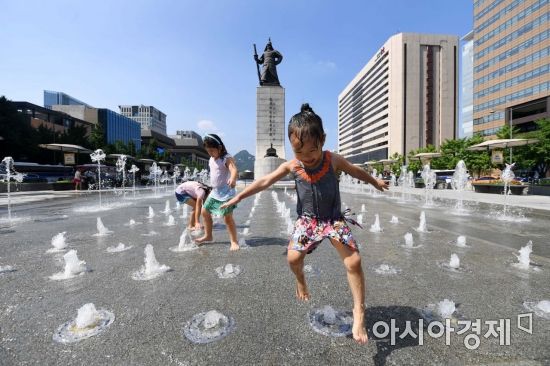전국 대부분 지역에 폭염특보가 발효 중인 16일 서울 종로구 광화문광장 바닥분수에서 어린이들이 물놀이를 하며 더위를 식히고 있다. /문호남 기자 munonam@