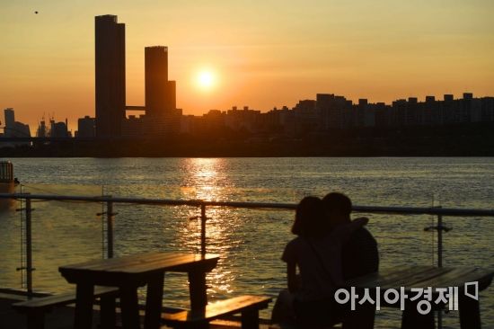 [포토]붉은 노을 바라보며