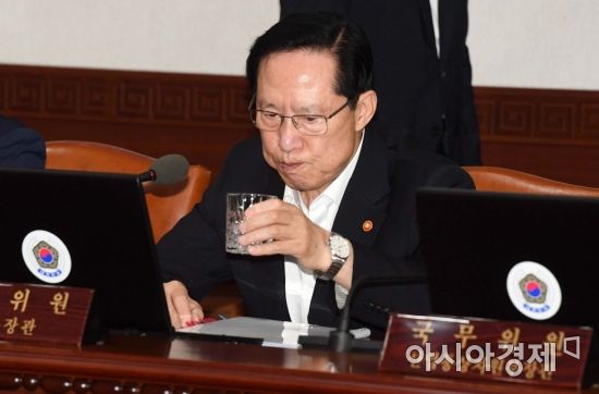 송영무 국방부 장관이 17일 서울 종로구 정부서울청사에서 열린 국무회의에서 물을 마시고 있다. /문호남 기자 munonam@