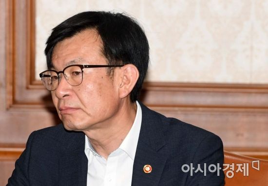 [포토]이낙연 총리 발언 듣는 김상조 공정거래위원장