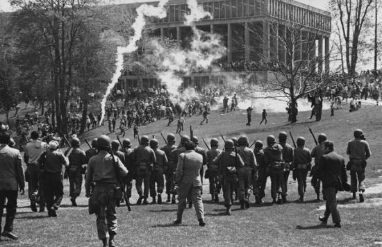 1970년 5월 미국 오하이오주 켄트 주립대에 투입된 주방위군이 베트남전쟁 반대 시위를 하는 시위대를 진압하는 모습.