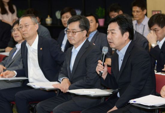 홍종학 중소벤처기업부 장관이 17일 경기창조경제혁신센터를 찾아 발언하고 있다.