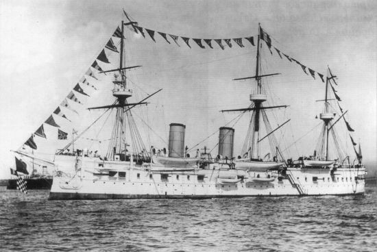 1883년 진수돼 1885년 취역했던 제정러시아의 장갑순양함, 드미트리 돈스코이호의 취역당시 모습. 배수량 6000톤급 함선으로 범선이 증기선으로 교체되는 시점에 취역해 돛대가 달려있는 것이 특징이다.(사진=위키피디아)
