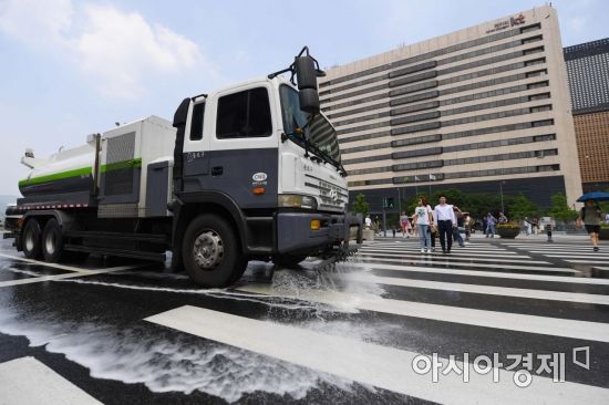 [포토]'폭염에 열받은 도로를 시원하게'