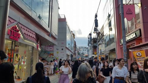 일본 도쿄 하라주쿠 다케시타도리에 한국 브랜드 매장인 에뛰드하우스와 스타일난다(3CE)가 보인다.(사진=박미주 기자)