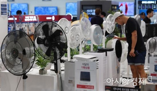 [포토] 선풍기 둘러보는 시민들