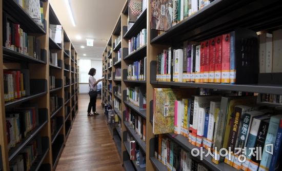 [포토] 무더위 피해 도서관으로