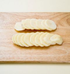 1. 감자는 껍질을 벗겨 0.3cm 두께로 얇게 썬다.