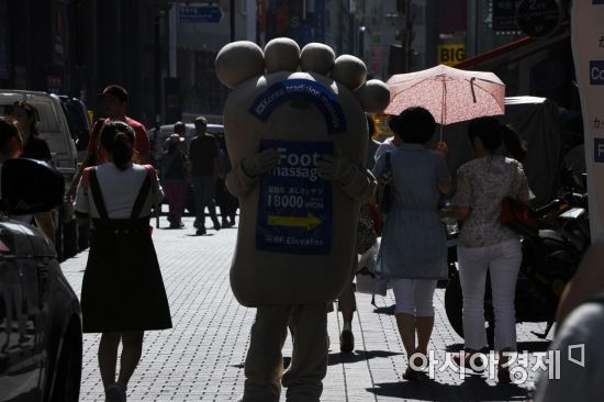[포토]폭염 속 인형탈 아르바이트