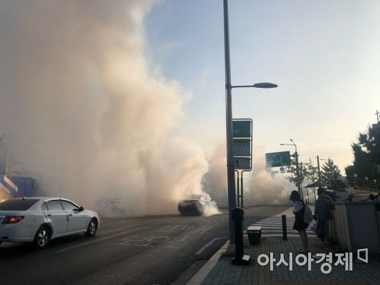 서울 2호선 충정로역 부근 달리던 버스서 연기…엔진 과열로 추정