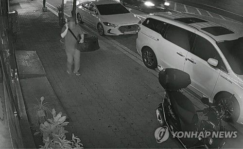 지난 16일 영주 한 새마을금고에서 현금 4300만원을 빼앗아 달아난 A(36)씨가 범행 전날 안동 시내에서 범행에 이용한 오토바이를 훔치는 모습이 CCTV에 찍혔다. 사진=독자제공(연합)