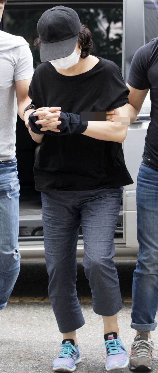 "왜 아이 눌렀냐" 묵묵부답 어린이집 교사…구속 여부 오늘 결정