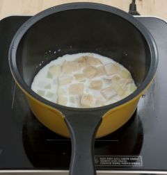 2. 감자는 삶아 껍질을 벗긴 후 큼직하게 썰어서 우유 1컵과 소금 약간을 넣고 삶아 뜨거울 때 으깬다.