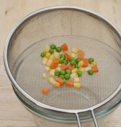 3. 혼합야채는 끓는 물에 살짝 데쳐 물기를 뺀다.