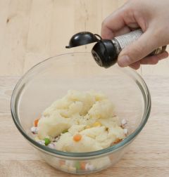 4. 볼에 으깬 감자를 넣고 데친 오징어 다리, 혼합 야채를 넣어 고루 섞은 후 소금과 후춧가루를 약간씩 뿌려 간을 맞춘다.