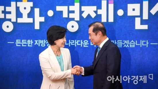 [포토] 대화하는 추미애 대표-김병준 비대위원장
