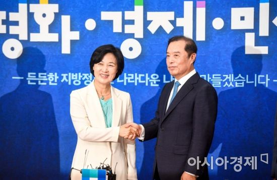 [포토] 악수하는 추미애-김병준