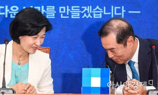 [포토] 인사하는 추미애 민주당 대표-김병준 비대위원장