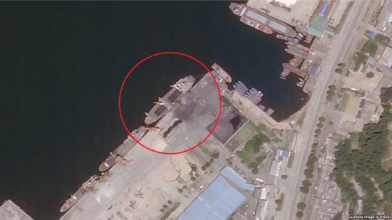 지난달 16일 북한 원산항을 촬영한 위성사진. 석탄 적재를 위한 노란 크레인 옆에 약 90m 길이의 선박이 정박해있다. [이미지출처=연합뉴스]