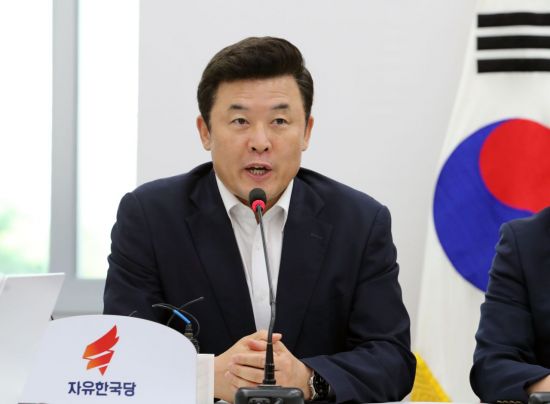 한국당 "통일부, 北 눈치 보느라 탈북민 출신 기자 취재 배제" 