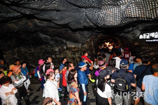 [포토] '폭염 기승' 동굴로 피서