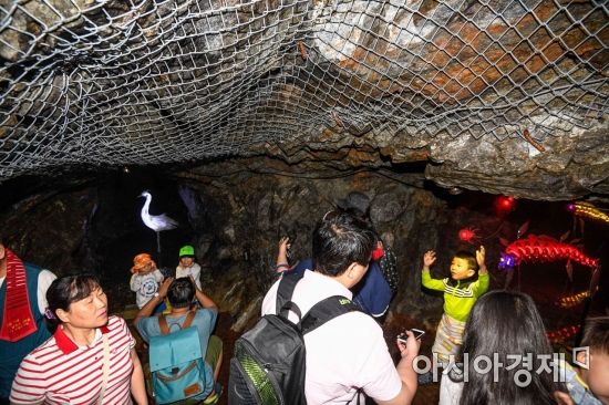 [포토] 최강 폭염에 동굴 찾은 관람객들