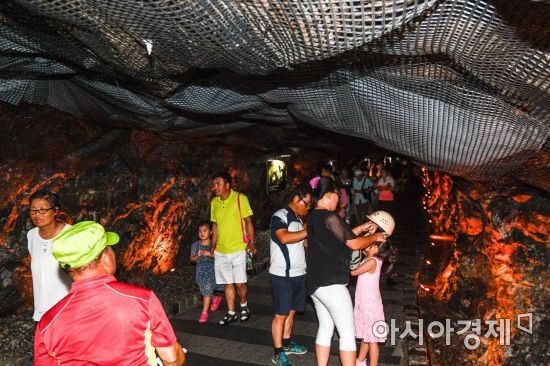 [포토] 연이은 폭염에 동굴피서 나선 관람객들