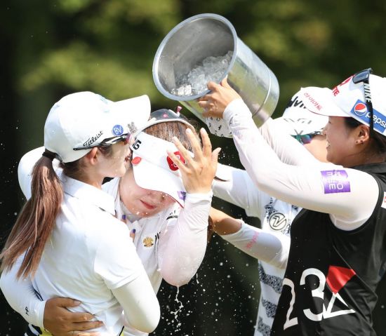 이소영(가운데)이 MY문영퀸즈파크챔피언십 우승 직후 동료들로부터 얼음 세례를 받고 있다. 사진=KLPGA