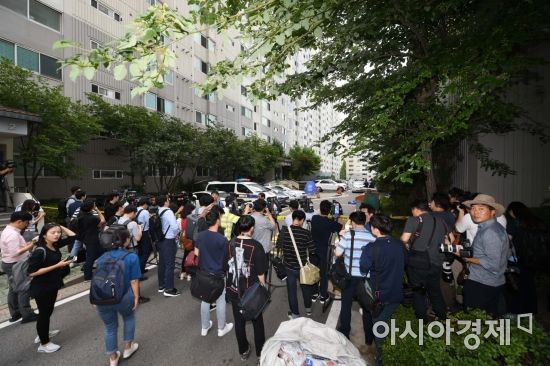 [포토]노회찬 아파트 앞 모여든 취재진