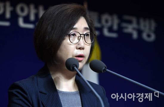 최현수 국방부 대변인이 23일 서울 용산구 국방부 청사 브리핑룸에서 국군기무사령부 계엄령 문건을 수사하기 위한 민군 합동수사본부 출범을 발표하고 있다. /문호남 기자 munonam@