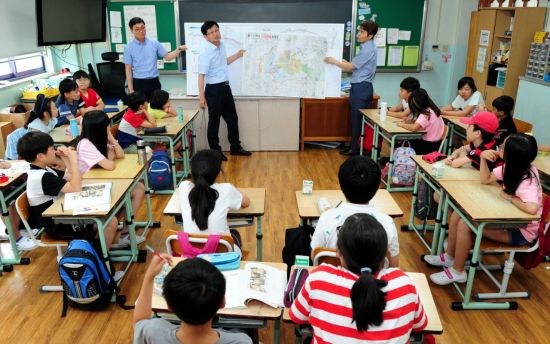 광주일동초등학교 교실 찾은 ‘시청 직원들’