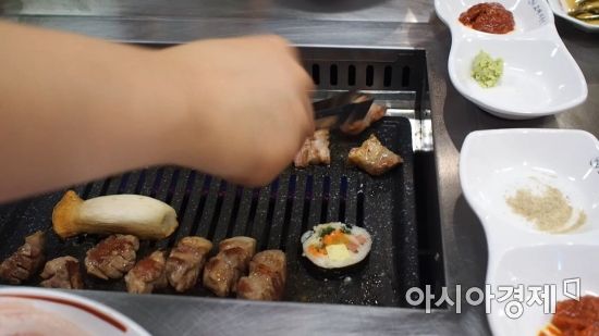 급기야 식단 체험 중 부득이하게 고기집을 가야 했던 편집기자는 식단인 김밥을 고기기름에 구워먹으며 고기의 유혹을 이겨내는 초인적 인내력을 발휘하기도 했다.