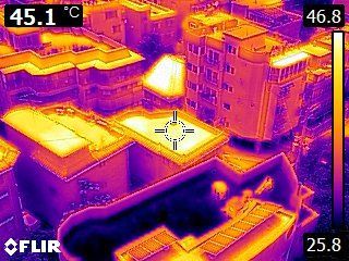열화상 카메라로 본 도시의 옥상. 아래쪽 검정색 부분은 쿨루프를 시공한 옥상이다. 아시아경제DB.