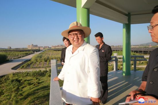 북한 김정은 국무위원장이 강원도 지역에 있는 122호 양묘장을 시찰하고 있다. [이미지출처=연합뉴스]