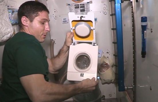 국제우주정거장(ISS)의 변기에 대해 설명하는 우주인.[사진=유튜브 화면 캡처]