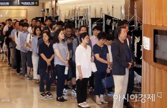 지난해 7월24일 오후 서울 서대문구 연세대 세브란스병원 장례식장에 마련된 고 노회찬 정의당 원내대표의 빈소에 일반 조문객들이 줄을지어 조문 순서를 기다리고 있다./사진공동취재단