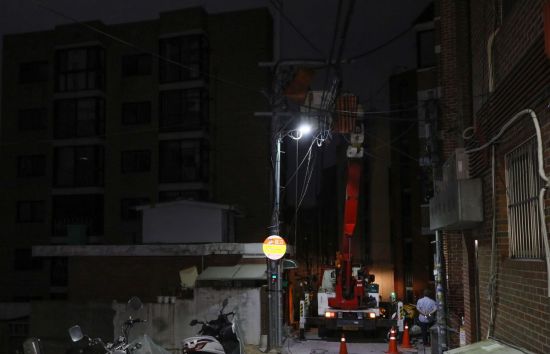 전국적으로 폭염경보가 발효 중인 25일 새벽 정전 사고가 발생한 서울 중구 동호로 11자길 인근에서 한전 직원들이 복구 공사를 하고 있다. (사진=연합뉴스)