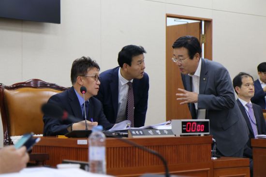 24일 국회에서 민병두 정무위원장(맨 왼쪽)이 김종석 자유한국당 의원(정무위 간사)과 대화를 나누고 있다.