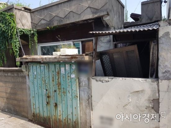 문이 파손된 채 방치된 인천 남구 주안동 일대의 한 빈집.