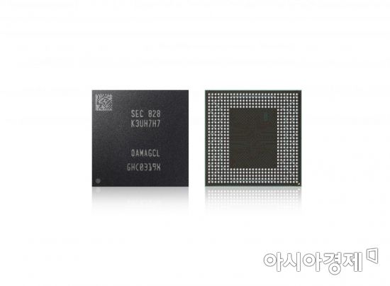 삼성전자의 '16Gb LPDDR4X' 모바일 D램. 사진=삼성전자