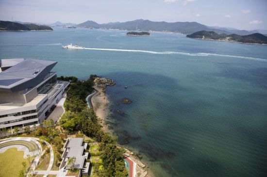 통영의 그림같은 바다를 내 집처럼 품는다