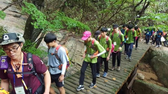 지난해 '백두대간 산림생태 탐방'에 참여한 청소년들이 인솔자를 따라 산길을 걷고 있다. 산림청 제공