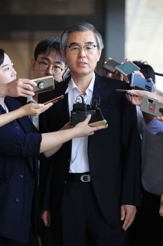 검찰, '대기업 취업특혜' 정재찬 전 공정거래위원장 구속영장 청구