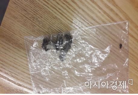 27일 서울 서초구 한 대형 쇼핑몰에서 부식된 천장 시멘트 모르타르 조각이 바닥으로 떨어졌다. 사진=서초구청 제공