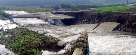 지난 1일 전남 보성군 회천면 봉서동마을 하천 도로가 불어난 물로 무너져내렸다. (사진=연합뉴스)
