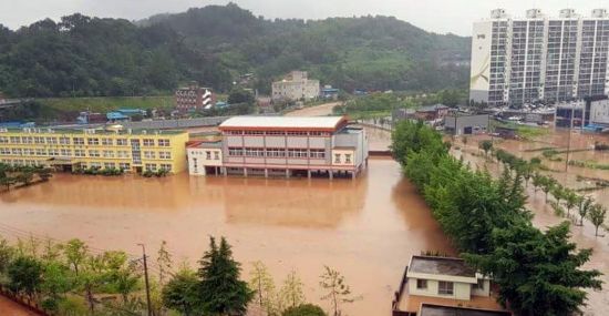지난 1일 전남 보성군 한 중학교 운동장이 이틀째 내린 폭우로 잠겨 있다. (사진=연합뉴스)